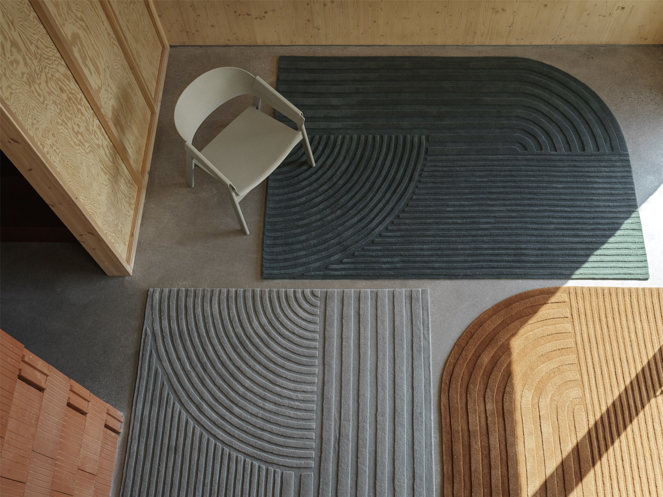 relevo-rug-dark-green-sage-green-burnt-orange-170x240-cover-lounge-dark-beige-muuto-org_150.jpg